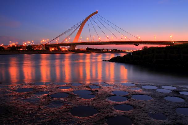 Cool desktop wallpaper of city, photo of bridge, night lights 