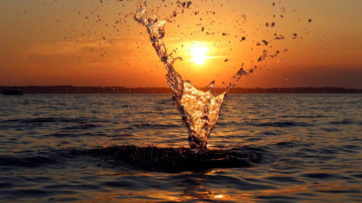 Throwing rocks lake michigan sunset-Windows 10 Desktop Wallpaper 