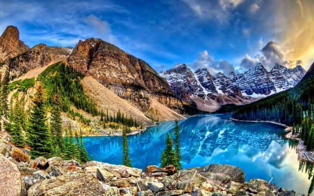 Amazing blue lake reflecting the mountains HD desktop wallpaper 
