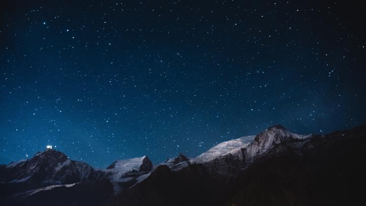 Download 2560x1440 wallpaper night, mountains, stars, nature, sky, dual 