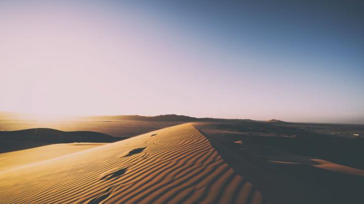 Desktop wallpaper desert, sunset, clean skyline, sand, dunes, hd image 