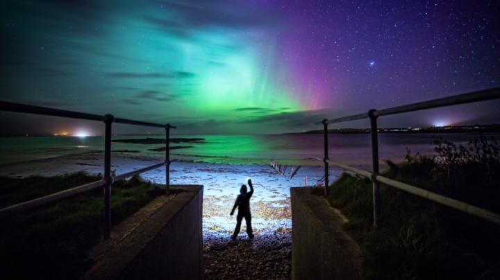 2014-01-02_EN-GB9536333506_Aurora-hunter-Isle-of-Lewis-Scotland 