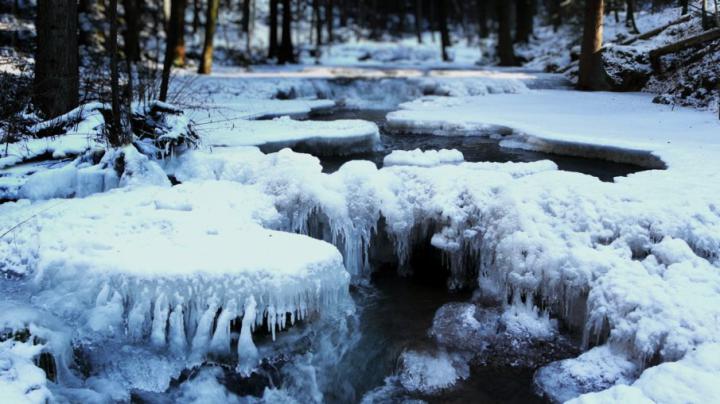 2014-01-15_EN-AU9732244175_Icy-creek-in-Bavarian-Forest-National-Park 