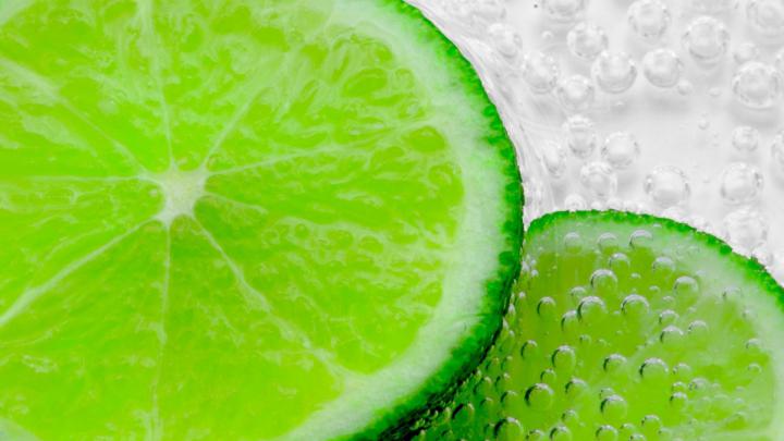 Desktop wallpaper green lemon slices, bubbles, close up, hd image 