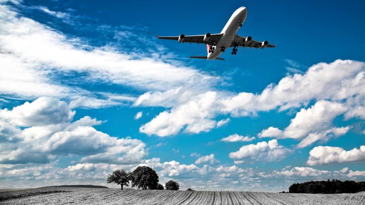 Download wallpaper: Swiss airplane landing in Zurich 1920x1080