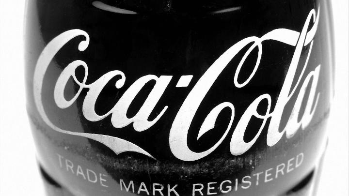 Download Wallpaper 1920x1080 coca-cola, brand, beverage, glass, logo 
