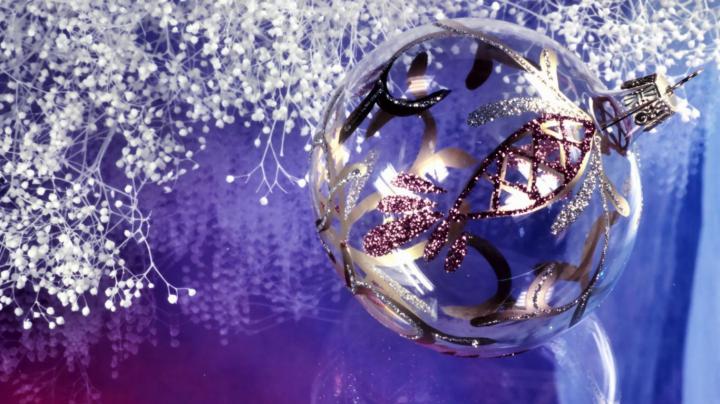 Christmas Ball Reflection HD desktop wallpaper : Widescreen : High 
