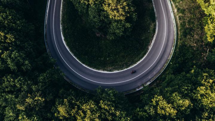 Download wallpaper 1920x1080 road, forest, aerial view, turn, winding 