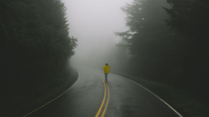 Download wallpaper 1920x1080 road, man, fog, loneliness, markup, turn 