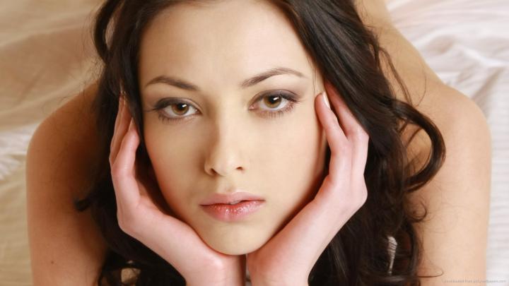 Brunette Wallpaper -