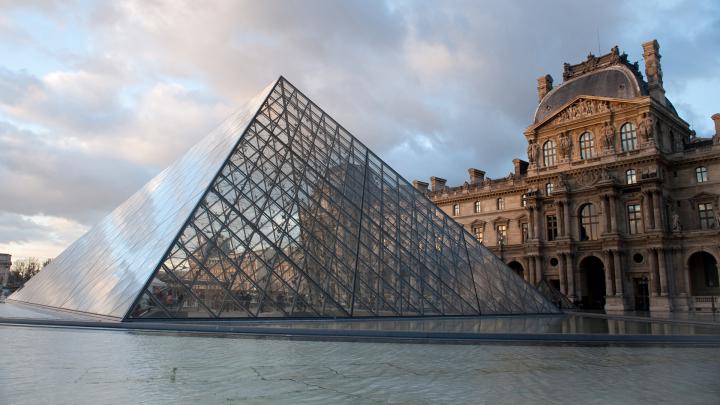 Nice picture of the Louvre, desktop wallpaper of Paris, France 