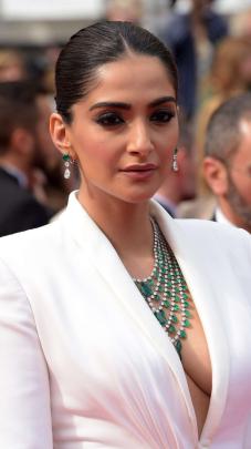 Bollywood Actress Hot HD Wallpapers for Mobile 1080x1920 Resolution