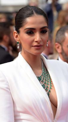 Bollywood Actress Hot HD Wallpapers for Mobile 1080x1920 Resolution