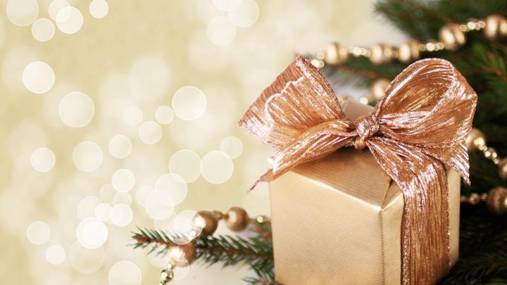 Download Wallpaper 1920x1080 christmas tree, gift, close-up, holiday 