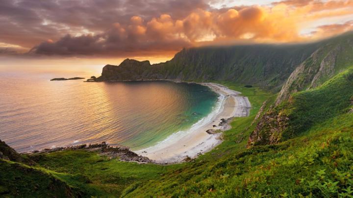 Apple iMac and MacBook Retina Display Wallpaper 5K Beach and Cliffs 