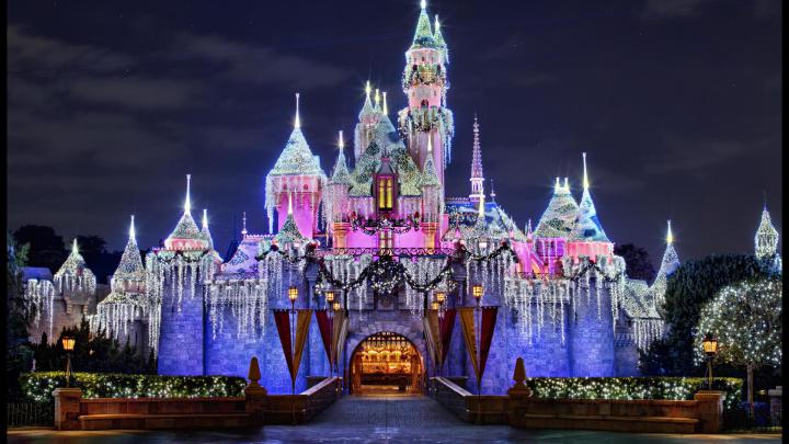 Disneyland Paris in winter spirit - HD wallpaper
