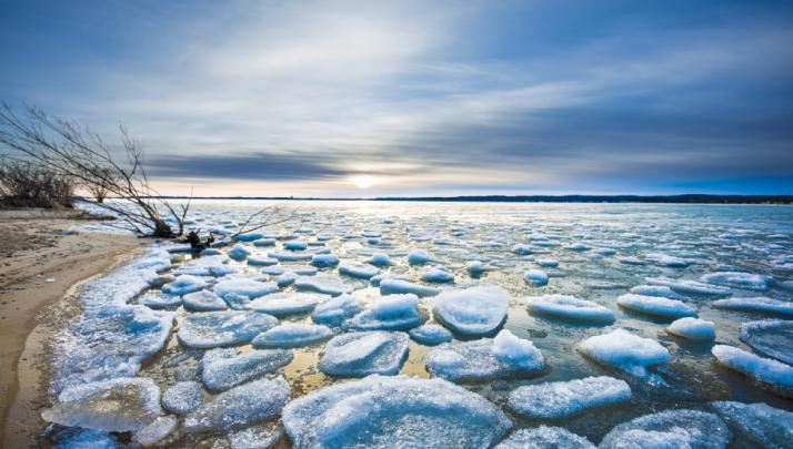 Download 960x544 wallpaper winter, small icebergs, frozen lake, nature 