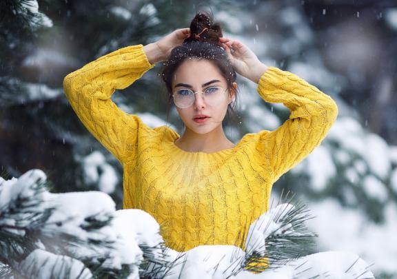 Download 1280x900 wallpaper winter, woman model, arms up, outdoor 