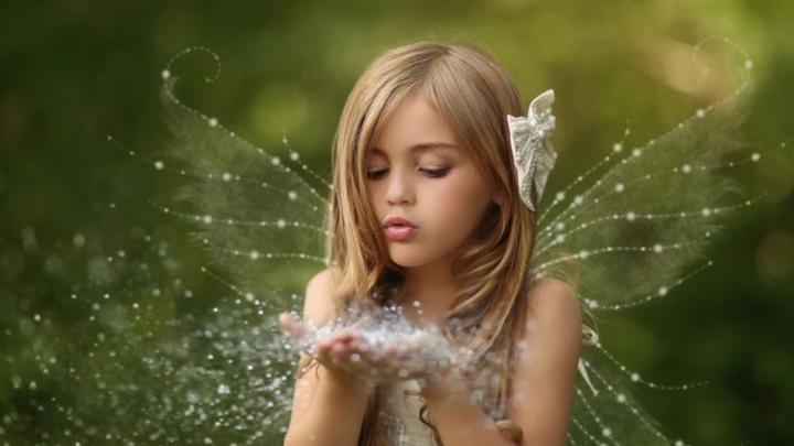 Cute Little Girl With Wings In Green Background HD Cute Wallpapers | HD 