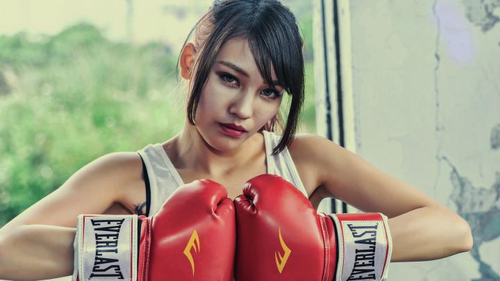 Blue Eyes Boxing Brunette Girl With Red Gloves In Blur Background HD 