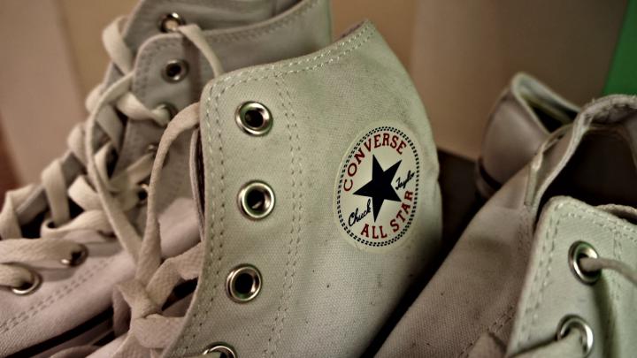 Download Wallpaper 1920x1080 converse, sneakers, old, laces, shoes Full 