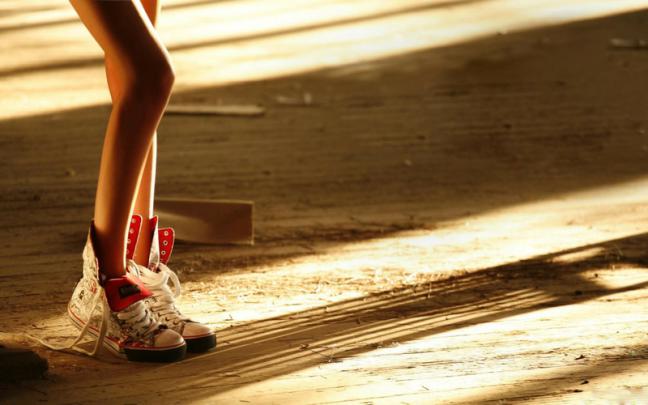 legs converse 1920x1200 wallpaper \u2013 People leg HD Desktop Wallpaper