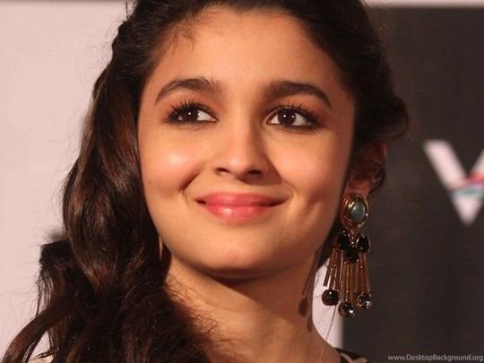 Cute Smile Of Famous Bollywood Actress Alia Bhatt HD Wallpapers 