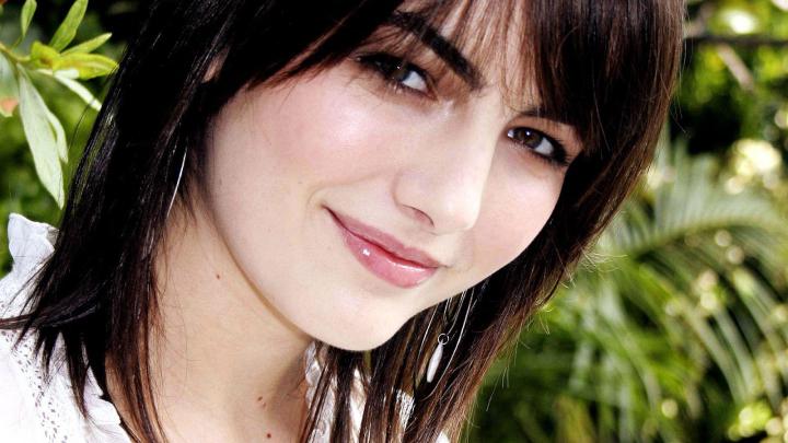 Camilla Belle Hollywood Celebrity - HD Widescreen Wallpaper Pack Free 