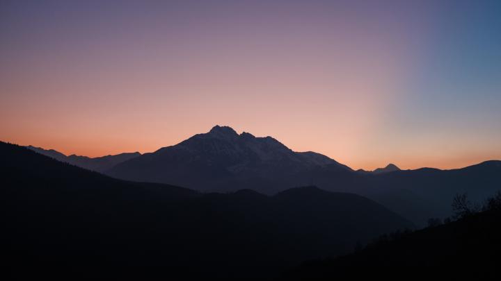 Download 2560x1440 wallpaper mountains, sunset, clean skyline, mist 