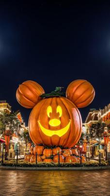 Pin by Sherri Port on Holidays | Disneyland halloween, Cute fall 