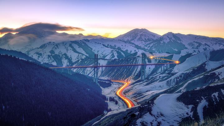 Light Trails PREMIUM 4K Theme for Windows 10 | Free Wallpaper Themes