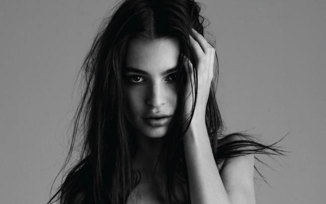 Download mily Ratajkowski Monochrome HD 4k Wallpapers Wallpaper 