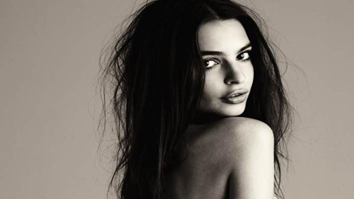 Emily Ratajkowski Windows 10 theme [Dark\/Light mode] - 108themes.com