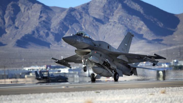 Download wallpaper: F 16 takeoff 1920x1080