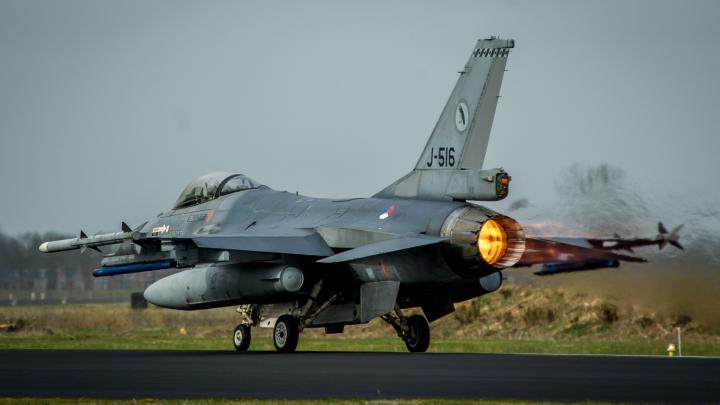 Download wallpaper: F 16 Fighting Falcon fighter aircraft 1920x1080