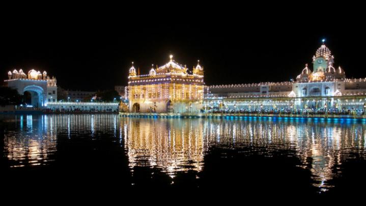 Lighting Golden Temple Amritsar Wallpaper - Baltana