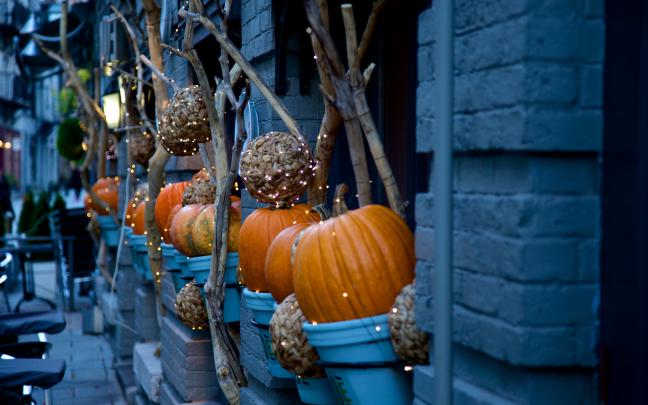 Download 3840x2400 Wallpaper Halloween, Decorations, Pumpkin, Street, 4 
