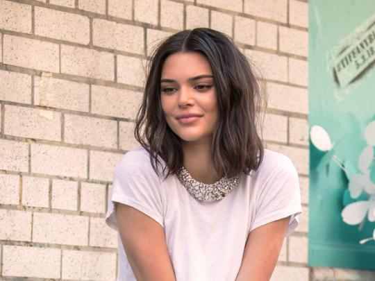 Desktop wallpaper kendall jenner, cute, smile, fashion model, 2018, hd 