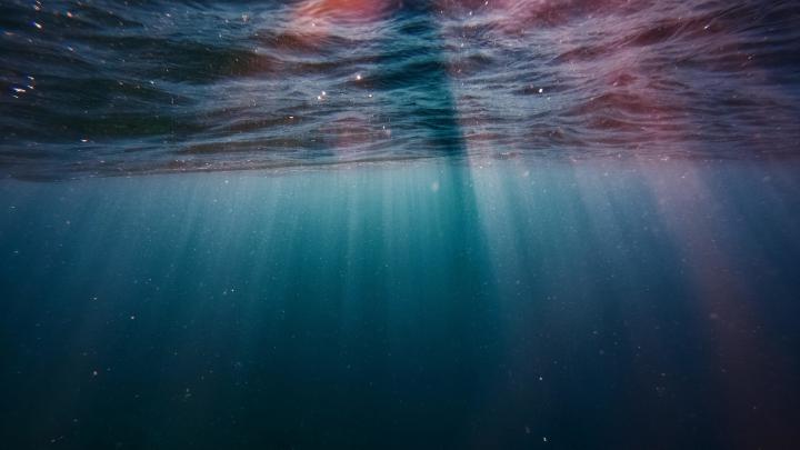 Download 1920x1080 wallpaper underwater, sunrays, blue water, sea, full 