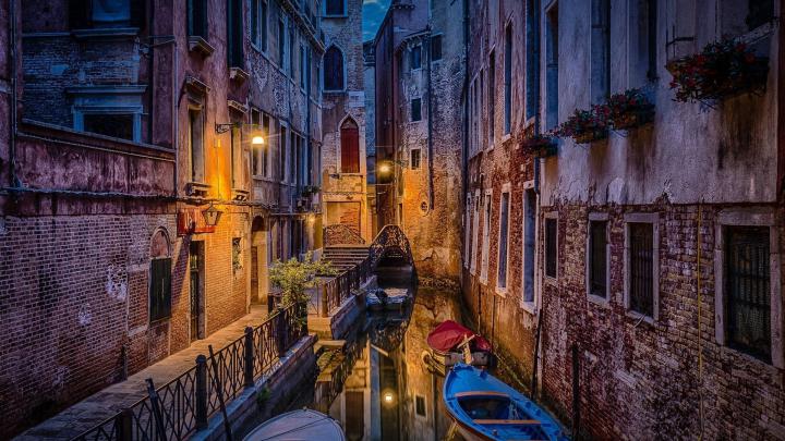 [42+] Venice Alley Wallpaper 