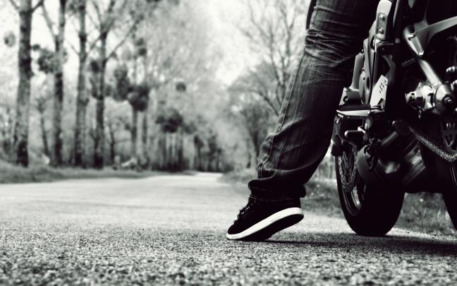 Cool wallpaper of motorcycle, desktop wallpaper of road, leg 